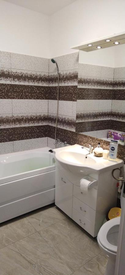 Apartament Apartment ยาช ภายนอก รูปภาพ